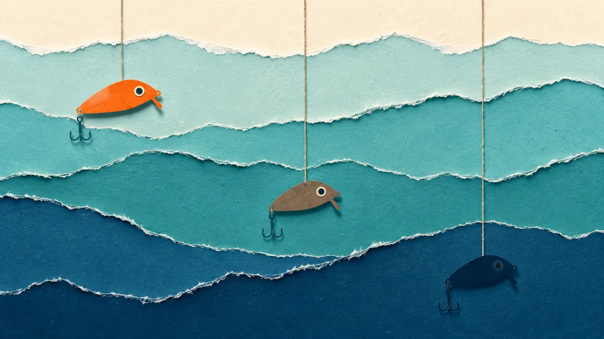 Illustrazione papercut di tre esche artificiali di carta sospese a profondità diverse: quella alta è arancione, quella intermedia vira al bruno, quella profonda è una sagoma navy contro la luce che scende