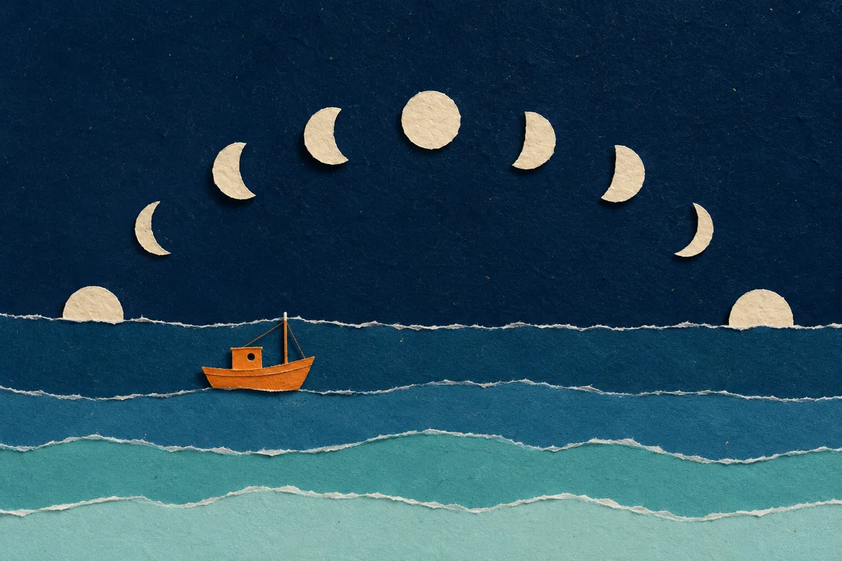 Illustrazione papercut di un arco di lune di carta che attraversa il cielo notturno sopra una barchetta arancio