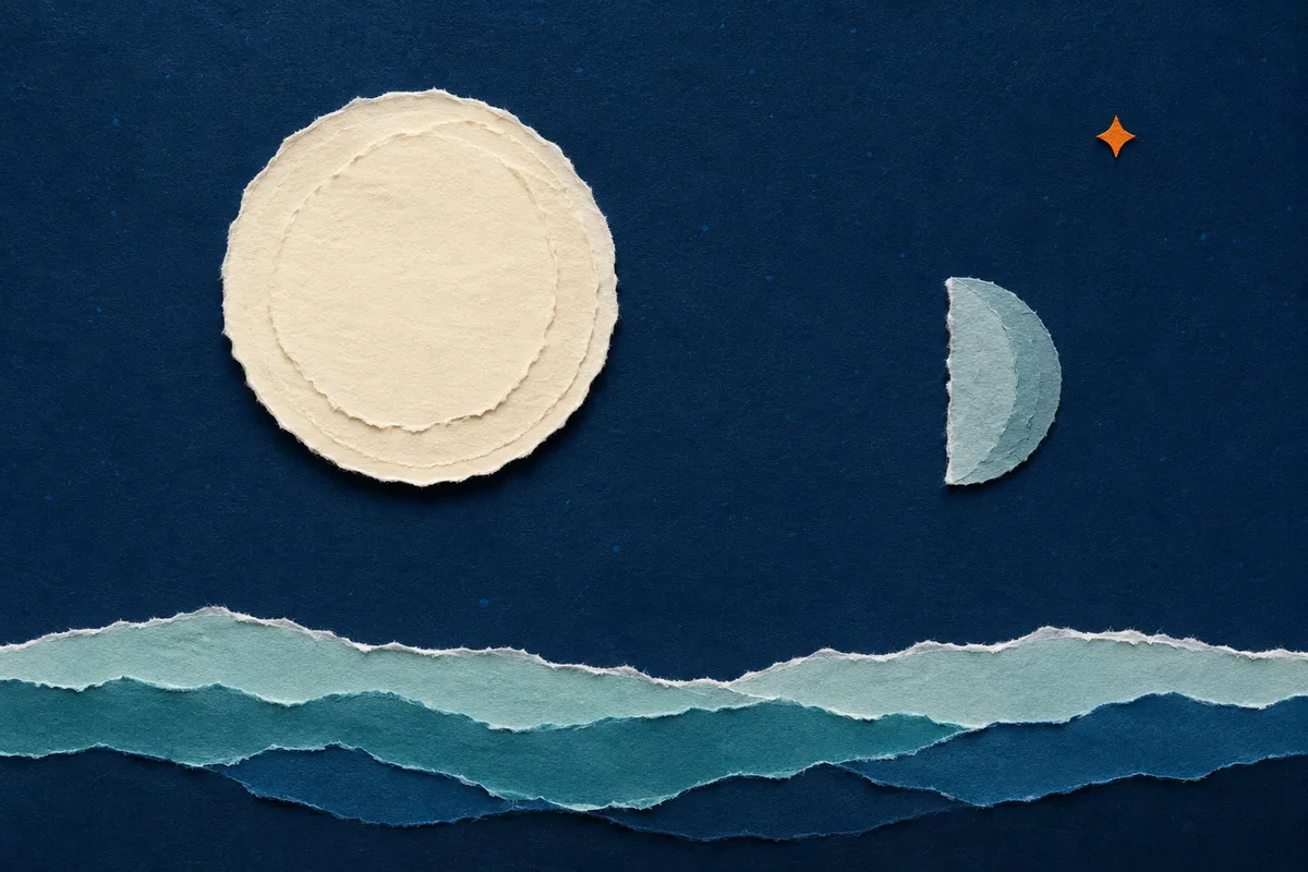 Illustrazione papercut di due lune di carta affiancate, una piena grande e luminosa e un quarto molto più piccolo e spento