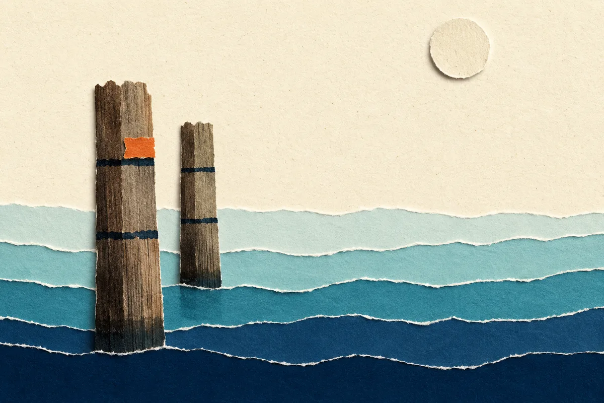 Illustrazione papercut di una briccola di legno che esce dal mare a fasce di carta, con due segni di livello dell’acqua e una piccola luna in cielo