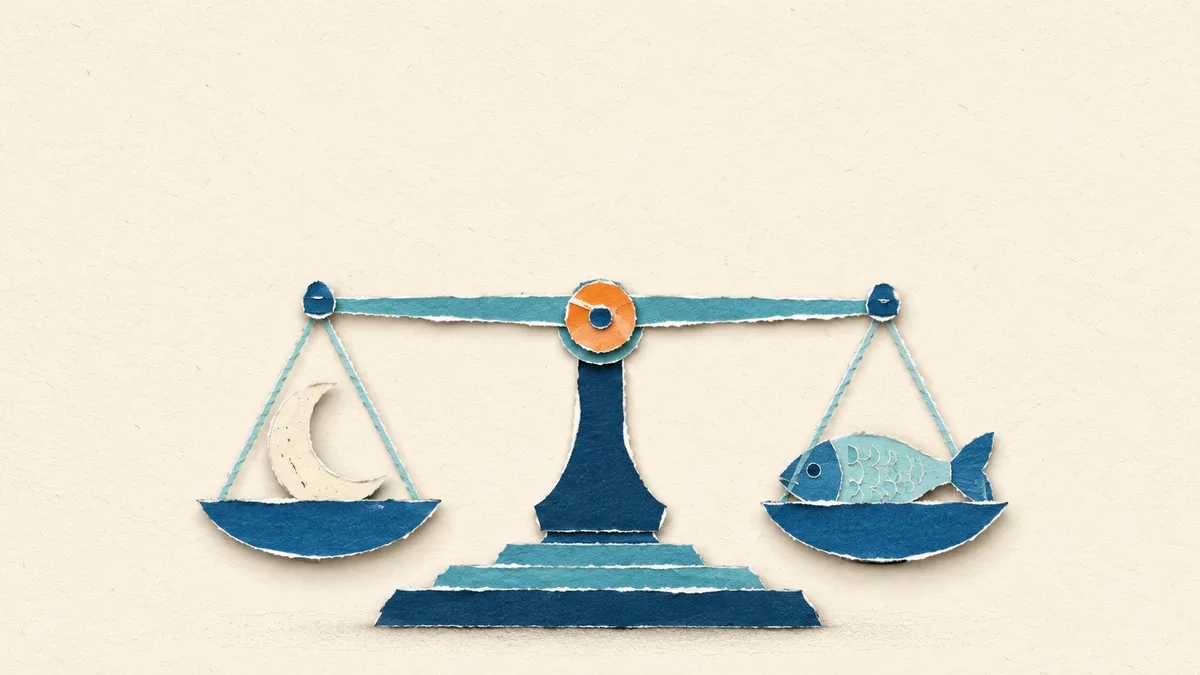 Illustrazione papercut di una bilancia a due piatti con una luna su un piatto e un pesce sull’altro, quasi in equilibrio