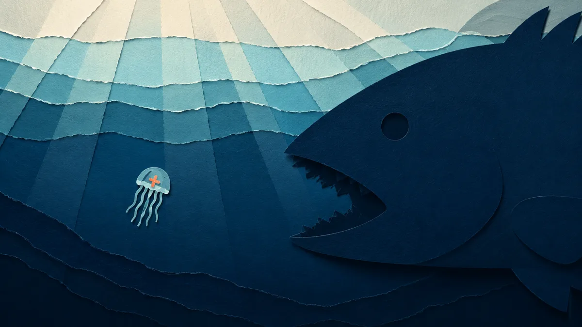 Illustrazione papercut di una minuscola medusa con stomaco arancione a croce nell'acqua profonda, con la sagoma di un grosso pesce blu che incombe con la bocca aperta