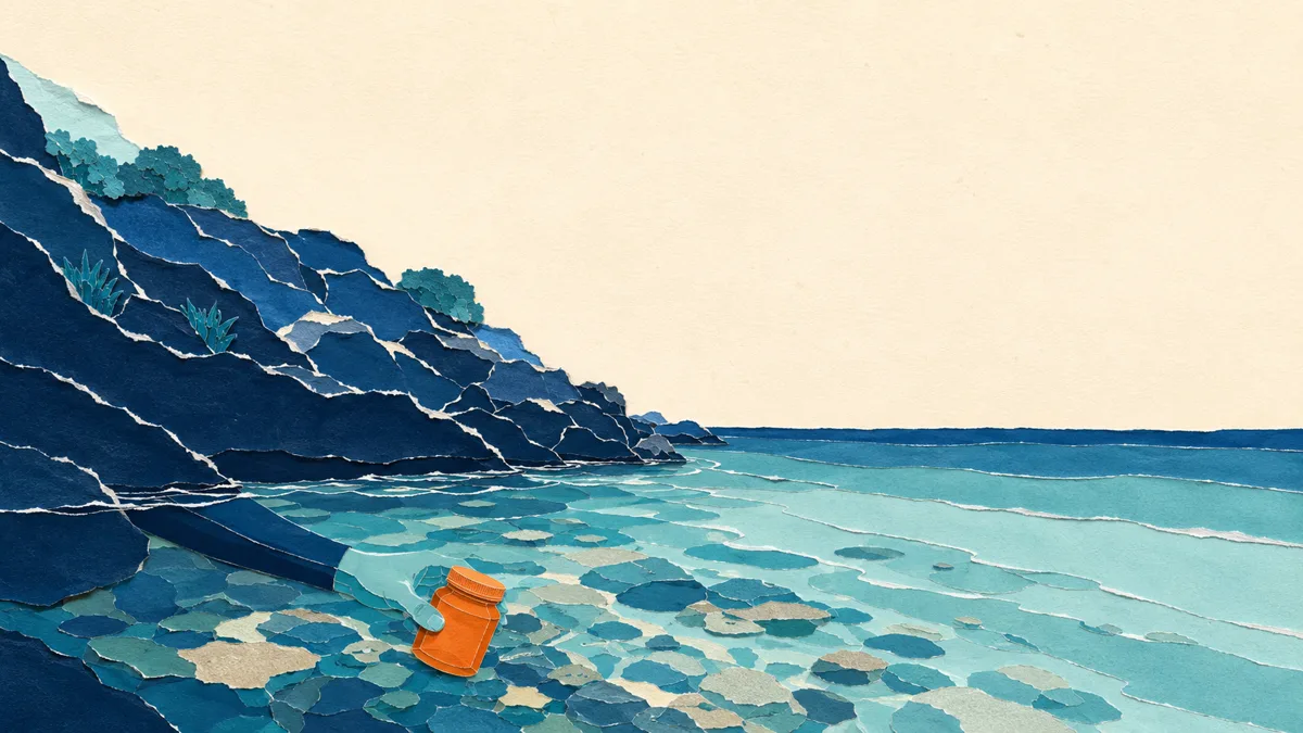 Illustrazione papercut di un promontorio roccioso mediterraneo a picco sull'acqua bassa, con un barattolo di vetro arancione immerso tra gli scogli