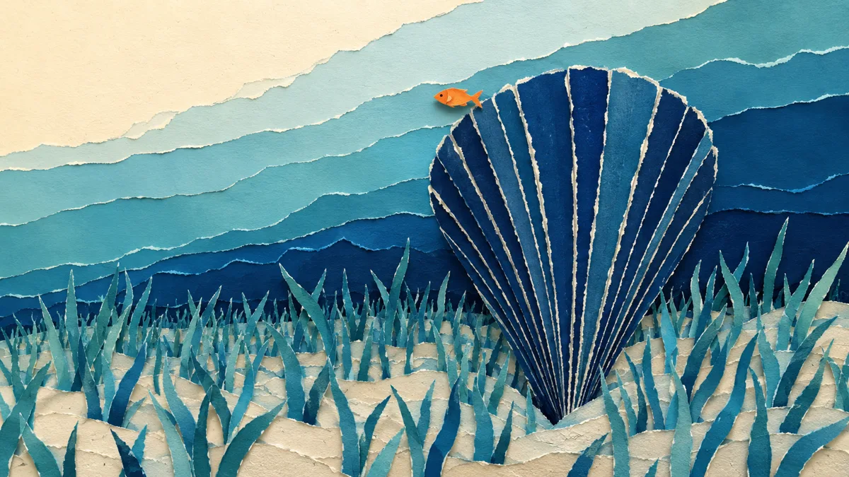 Illustrazione papercut di una Pinna nobilis dritta in una prateria di posidonia sul fondale, con un piccolo pesce arancione