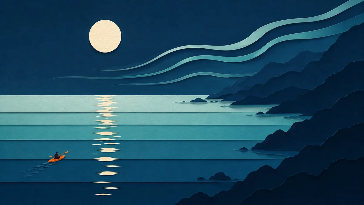 Scena notturna a strati di carta: costa scura, mare piatto illuminato dalla luna e una piccola imbarcazione arancione spinta verso il largo dal vento che scende dalla terra