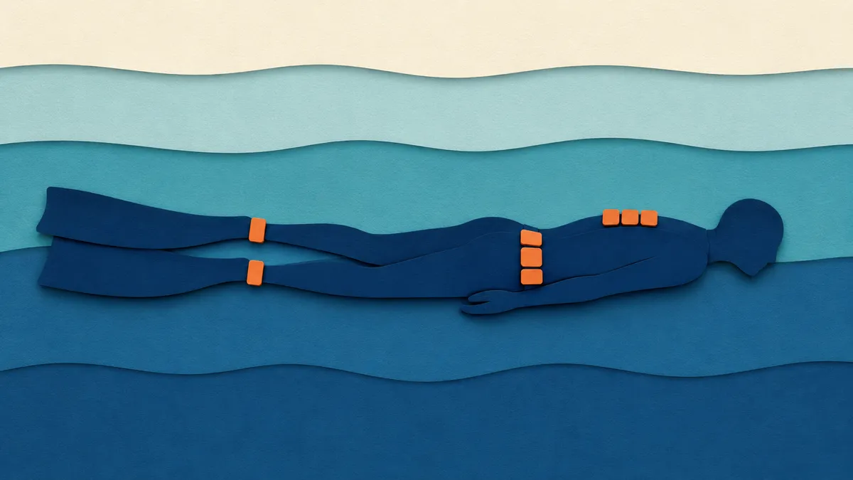 Illustrazione papercut di un subacqueo di profilo disteso orizzontale nell acqua, con blocchetti di piombo arancioni disposti sulla schiena, sui fianchi e alle caviglie